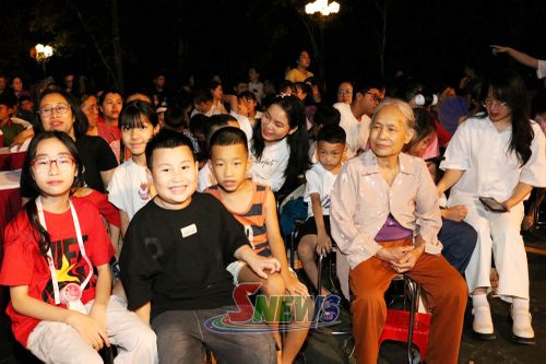 Đông đảo khán giả nhỏ tuổi đến xem chương trình.