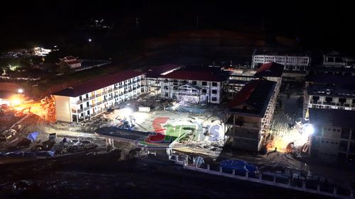 Công trường thi công xây dựng Trường nội trú liên cấp TH-THCS Sốp Cộp về đêm.