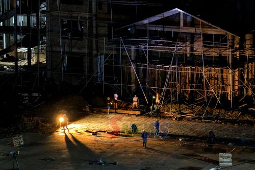 Các tổ, đội công nhân thi công ca đêm để đảm bảo tiến độ dự án.