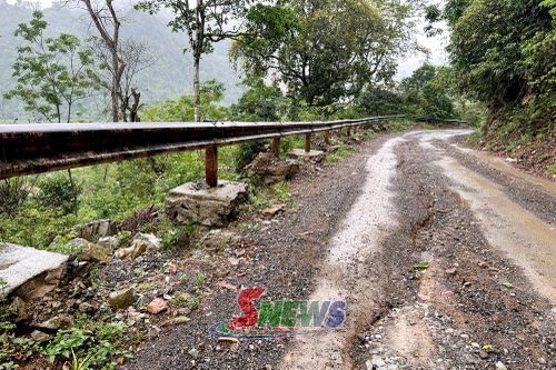 Tuyến tỉnh lộ 114 đi qua bản Páp, xã Mường Bang bị ảnh hưởng nghiêm trọng bởi mưa lũ.