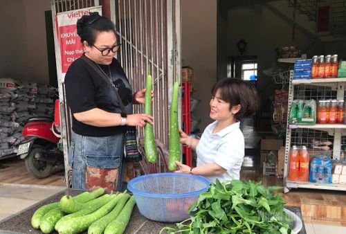 Chủ nhiệm CLB Khát vọng Tuyên Quang thăm, động viên chị Hà Thị Len, người khuyết tật tại xã Tân Thịnh phát triển kinh tế từ kinh doanh tạp hóa.