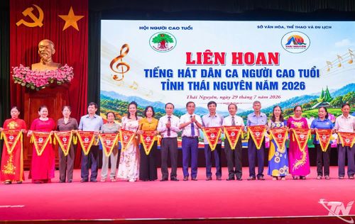 Ban Tổ chức trao Cờ lưu niệm cho các đoàn tham gia Liên hoan Tiếng hát dân ca người cao tuổi tỉnh Thái Nguyên năm 2026.
