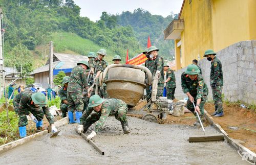 Cán bộ, chiến sĩ Lữ đoàn 601 thi công đường vào một điểm trường ở xã Thần Sa.
