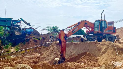 Hoạt động khai thác cát tại xã Nam Hòa.