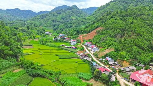 Con đường bê tông rộng rãi tạo thuận lợi cho người dân thôn Pác Liển, xã Nghiên Loan thông thương hàng hóa, phát triển kinh tế.