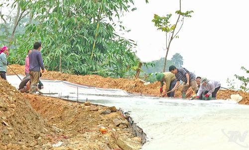 Người dân thôn Pác Liển, xã Nghiên Loan đóng góp ngày công để bê tông hóa tuyến đường vào thôn.
