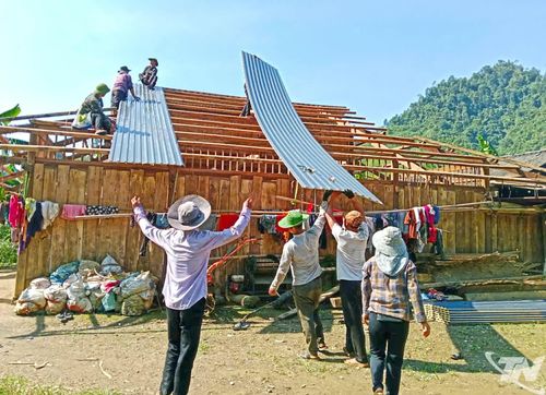 Người dân thôn Bản Khúa, xã Bằng Thành giúp nhau lợp lại mái nhà, ổn định cuộc sống sau khi bị ảnh hưởng bởi mưa bão.