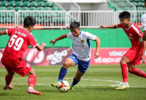 Lầm lì, hiệu quả là lối chơi của U17 Huế kể từ đầu giải đến nay. Ảnh: CLB Bóng đá Huế