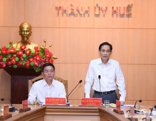 Đồng chí Lê Hoài Trung phát biểu tại buổi làm việc.
