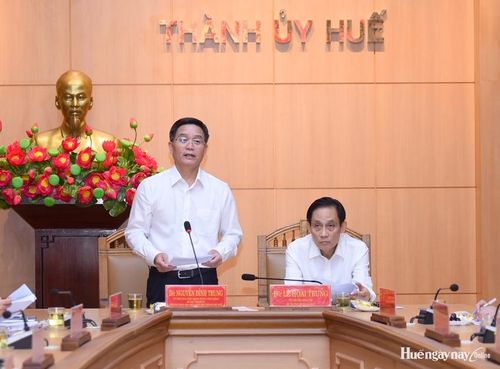 Bí thư Thành ủy Huế Nguyễn Đình Trung báo cáo các nội dung tại buổi làm việc.