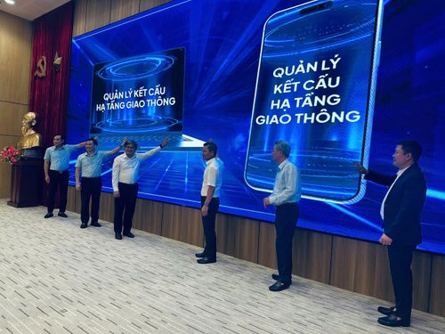 Lãnh đạo TP Hà Nội cùng các đơn vị Sở ngành thực hiện nghi thức nhấn nút đưa hệ thống quản lý kết cấu hạ tầng giao thông trên nền bản đồ số vào vận hành.
