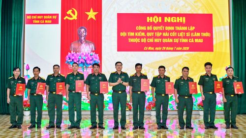 Đại tá Võ Thành Lê, Chính ủy Bộ CHQS tỉnh Cà Mau trao quyết định bổ nhiệm, Đội trưởng, Chính trị viên các chức danh (Ảnh: Phú Quang).