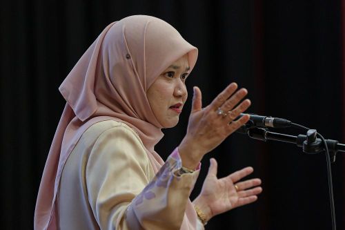 Bộ trưởng Giáo dục Fadhlina Sidek phát biểu tại cuộc họp giao ban thường kỳ với cán bộ Bộ Giáo dục tại Kuala Lumpur. Ảnh: Bernama