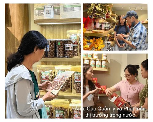 Khách tham quan thưởng thức đặc sản và tìm hiểu câu chuyện phía sau các sản phẩm tại "Lạng Sơn Corner".