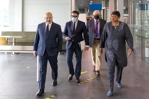 Ông Karim Khan (bìa trái) kế nhiệm bà Fatou Bensouda (bìa phải) từ năm 2021. Ảnh: JusticeInfo