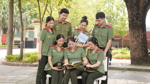 Không chỉ trên bục giảng, các thầy, cô Tổ Khoa học xã hội luôn đồng hành, sẻ chia cùng học sinh Lào trong học tập và cuộc sống.