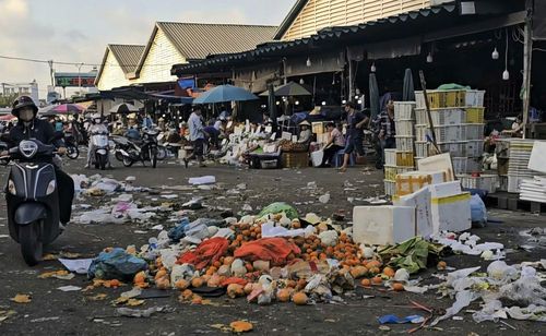Rác đầy mặt đường ở chợ đầu mối nông sản thực phẩm Thủ Đức.