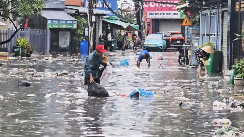 Rác trôi lềnh bềnh ở khu vực đường số 10, phường Thủ Đức mỗi khi mưa lớn.