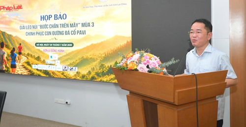 Tổng Biên tập Báo Pháp luật Việt Nam Vũ Hoài Nam phát biểu tại buổi họp báo.