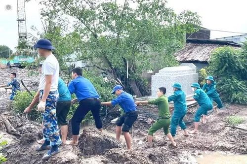 Công an xã Năm Căn cùng Ban Chỉ huy Quân sự xã, Lữ đoàn 175 cùng đoàn viên thanh niên gia cố lại nhà ở cho hộ dân bị ảnh hưởng bởi dông lốc ngày 27/7.