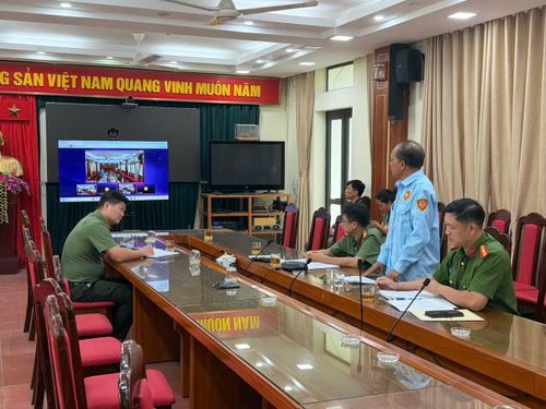 Công dân trình bày kiến nghị tại điểm cầu cơ sở.