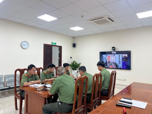 Tổ công tác tại điểm cầu trung tâm phối hợp nhịp nhàng, theo dõi sát sao diễn biến qua nền tảng trực tuyến, bảo đảm việc tiếp nhận phản ánh của người dân diễn ra an toàn, hiệu quả.