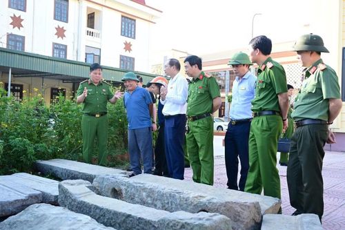 Đại tá Bùi Trung Thành, Phó giám đốc, Thủ trưởng Cơ quan Cảnh sát Điều tra CATP Hải Phòng (ngoài cùng bên trái) bàn giao tang vật tại trụ sở Công an phường Ái Quốc