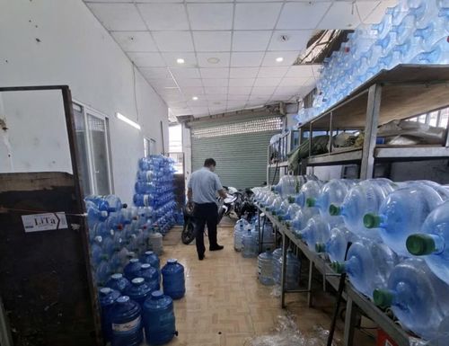 Cơ quan chức năng phát hiện nhiều bình nước giả mạo thương hiệu.
