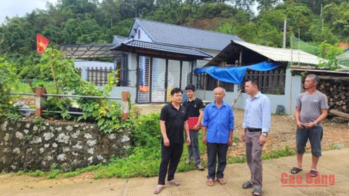 Khu tái định cư Nặm Dạng với những ngôi nhà mới khang trang giúp người dân yên tâm ổn định cuộc sống và đầu tư phát triển kinh tế.