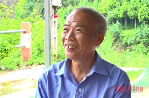 Ông Triệu Văn Sơn, nguyên Bí Thư Chi Bộ xóm Nặm Dạng phấn khởi khi đồng bào có nơi định cư mới.