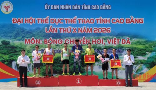 Ban Tổ chức trao giải cho các vận động viên ở nội dung đồng đội nam 10 km.