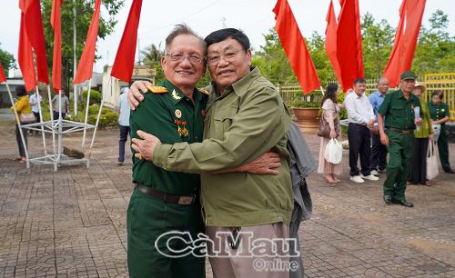 Cái ôm của các cựu chiến binh Trung đoàn 10 trong ngày trở lại chiến trường xưa sau nhiều năm xa cách.