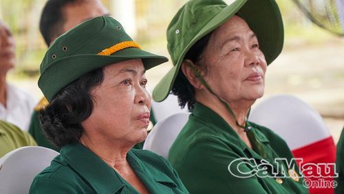 Khoảnh khắc lắng đọng của những nữ cựu chiến binh khi nhớ về đồng đội năm xưa.