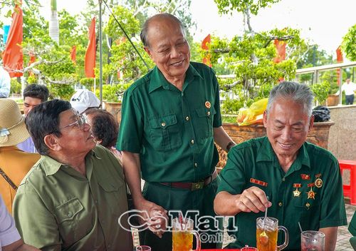 Cuộc hội ngộ, cái nắm tay thật chặt của những người lính năm xưa gợi lại bao ký ức về một thời chiến đấu gian khổ trên vùng đất Cà Mau.