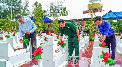 Nén hương thành kính, vẹn nghĩa tri ân được thắp lên bên phần mộ những anh hùng liệt sĩ đã hy sinh vì độc lập, tự do của dân tộc.