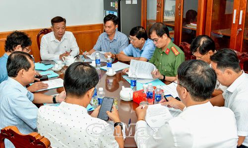 Ðồng chí Hồ Trung Việt, Ủy viên Ban Thường vụ Tỉnh ủy, Trưởng ban Tuyên giáo và Dân vận Tỉnh ủy, Phó Trưởng ban Thường trực Ban Chỉ đạo 35 Tỉnh ủy, chủ trì cuộc họp với Ban giám khảo, Tổ thư ký Cuộc thi chính luận về bảo vệ nền tảng tư tưởng của Ðảng năm 2026. Ảnh: MỘNG THƯỜNG