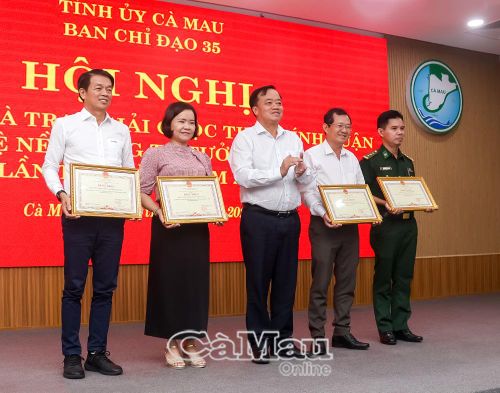 Ðồng chí Huỳnh Quốc Việt, Phó Bí thư Thường trực Tỉnh ủy, trao thưởng 4 tập thể có thành tích xuất sắc tham gia cuộc thi.