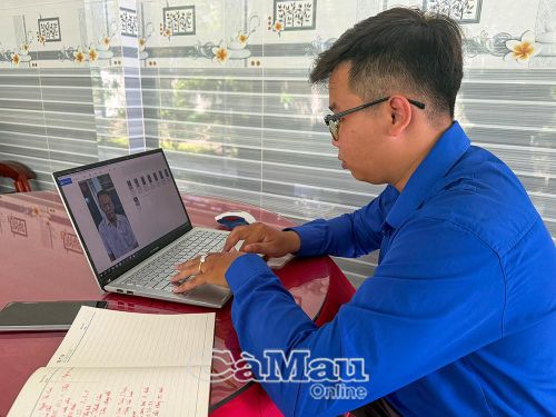 Bạn Biện Quốc Huy, Bí thư Chi đoàn ấp Chàm Thẻ, xã Trí Phải tự mài mò thêm về công nghệ và các phần mềm phục dựng ảnh để phục vụ cho công tác phục dựng ảnh tốt hơn.