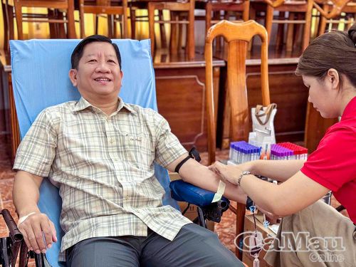 Chủ tịch UBND xã Đầm Dơi Nguyễn Trí Tài tham gia hiến máu.