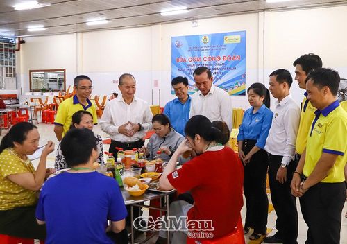 Lãnh đạo LĐLĐ tỉnh và Công ty Cổ phần Tập đoàn Thủy sản Minh Phú gặp gỡ, thăm hỏi đoàn viên, người lao động tham gia chương trình “Bữa cơm Công đoàn”.