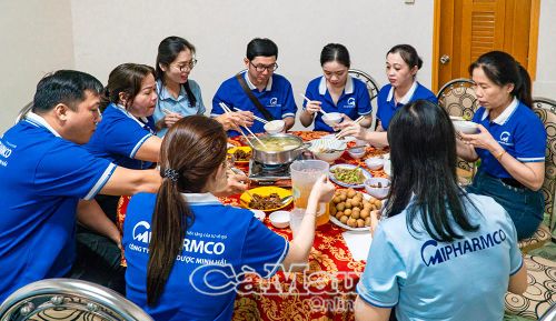 Đoàn viên, người lao động Công ty Cổ phần Dược Minh Hải cùng tham gia Chương trình “Bữa cơm Công đoàn”.