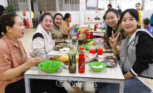 Công nhân, người lao động Công ty Cổ phần Tập đoàn Thủy sản Minh Phú phấn khởi tham gia “Bữa cơm Công đoàn”, mong chương trình tiếp tục được duy trì hằng năm.