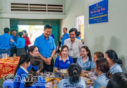 Lãnh đạo LĐLĐ tỉnh Cà Mau và Công ty Cổ phần Dược Minh Hải thăm hỏi, động viên đoàn viên, người lao động tại Chương trình “Bữa cơm Công đoàn” năm 2026.