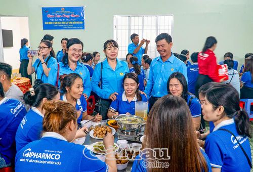 Cán bộ Công đoàn phường An Xuyên cùng đoàn viên, người lao động quây quần bên “Bữa cơm Công đoàn”.