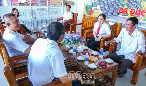 Agribank Cà Mau thăm hỏi khách hàng vay vốn.