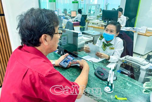 Khách hàng giao dịch tại Vietcombank Cà Mau.