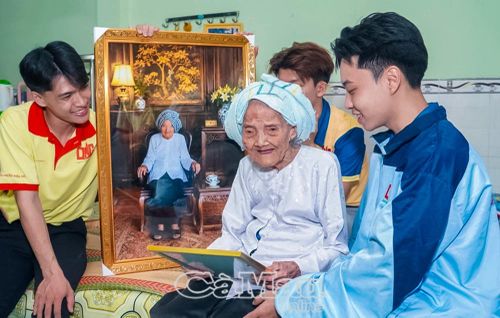 Sinh viên Trường Ðại học Nam Cần Thơ phục dựng nhiều ảnh mẹ Việt Nam anh hùng và liệt sĩ trong Chiến dịch Mùa hè xanh tại tỉnh Ðồng Tháp. (Ảnh Hội Sinh viên Trường Ðại học Nam Cần Thơ cung cấp)