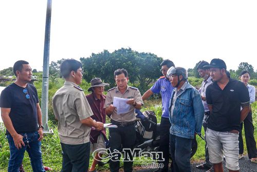 Chấp hành viên Lê Văn Út Toả, Phó Trưởng phòng Nghiệp vụ và Tổ chức thi hành án (Thi hành án dân sự tỉnh Cà Mau), đọc biên bản kê biên tài sản cho các bên liên quan nắm.