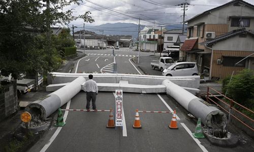  Một chiếc cổng Torii đổ sập vì tác động của trận động đất - Ảnh: Reuters