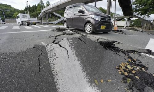Đường nứt toác vì trận động đất - Ảnh: Reuters